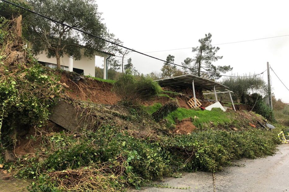 Deslizamento de terra e estrada submersa na aldeia de Marachão, Soure
