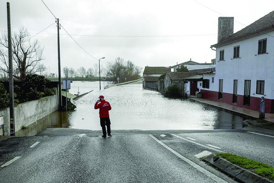 Em Carapinheira várias casas ficaram isoladas e as estradas estão intransitáveis