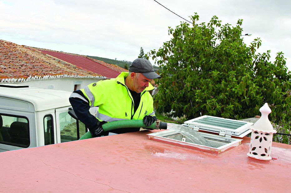 Populações de zonas isoladas do concelho de Castro Marim estão a ser abastecidas por camiões-cisterna 