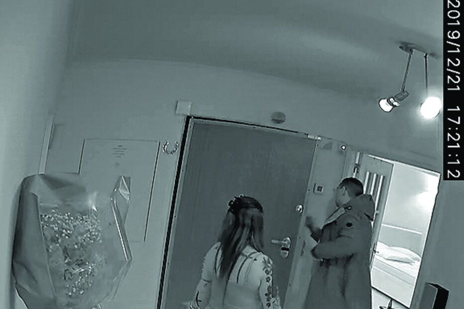 Imagens de videovigilância mostram o assaltante a sair do local 