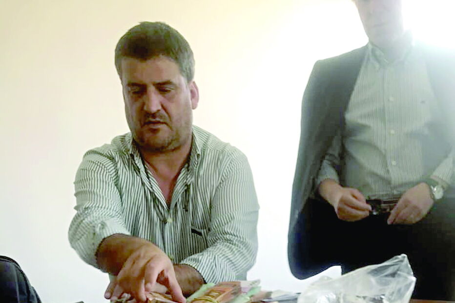 Dinheiro é contado pelo ‘vice’ sob o olhar do presidente