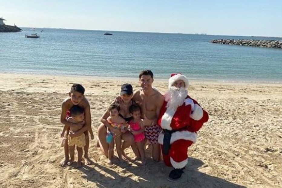 Cristiano Ronaldo e família juntam-se ao Pai Natal na praia