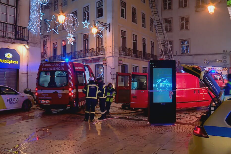 Incêndio consome prédio do Burger King no Chiado em Lisboa