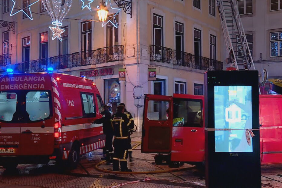 Incêndio consome prédio do Burger King no Chiado em Lisboa