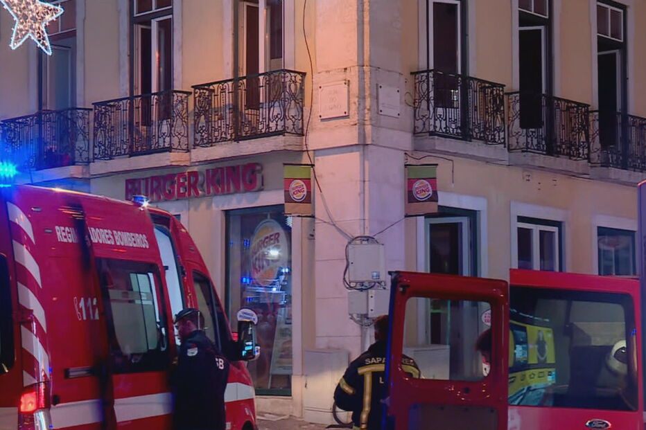 Incêndio consome prédio do Burger King no Chiado em Lisboa
