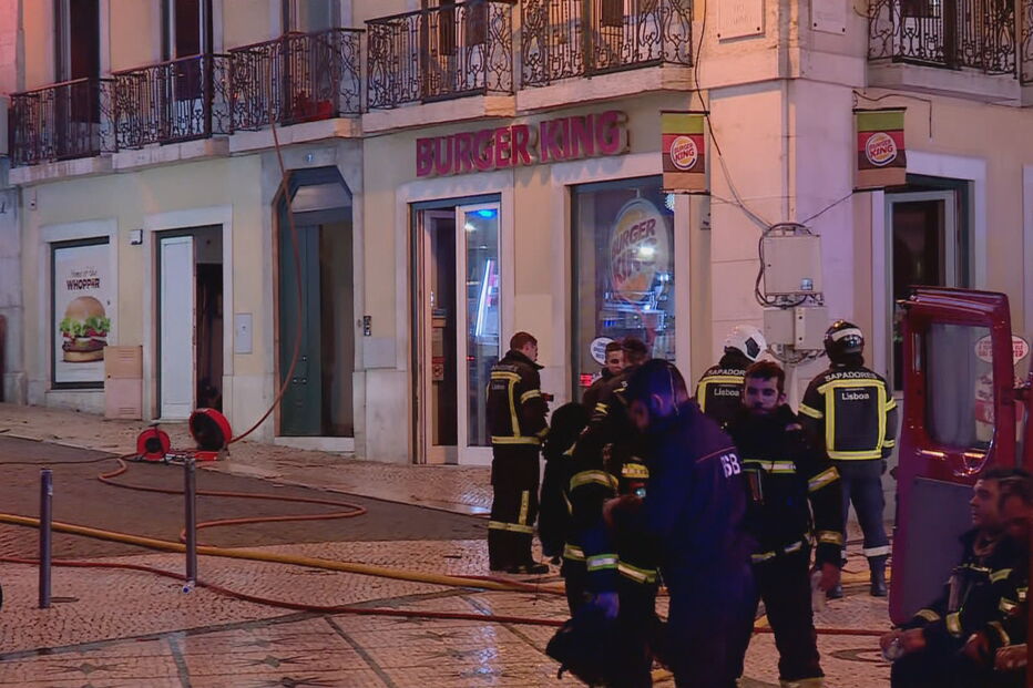 Incêndio consome prédio do Burger King no Chiado em Lisboa