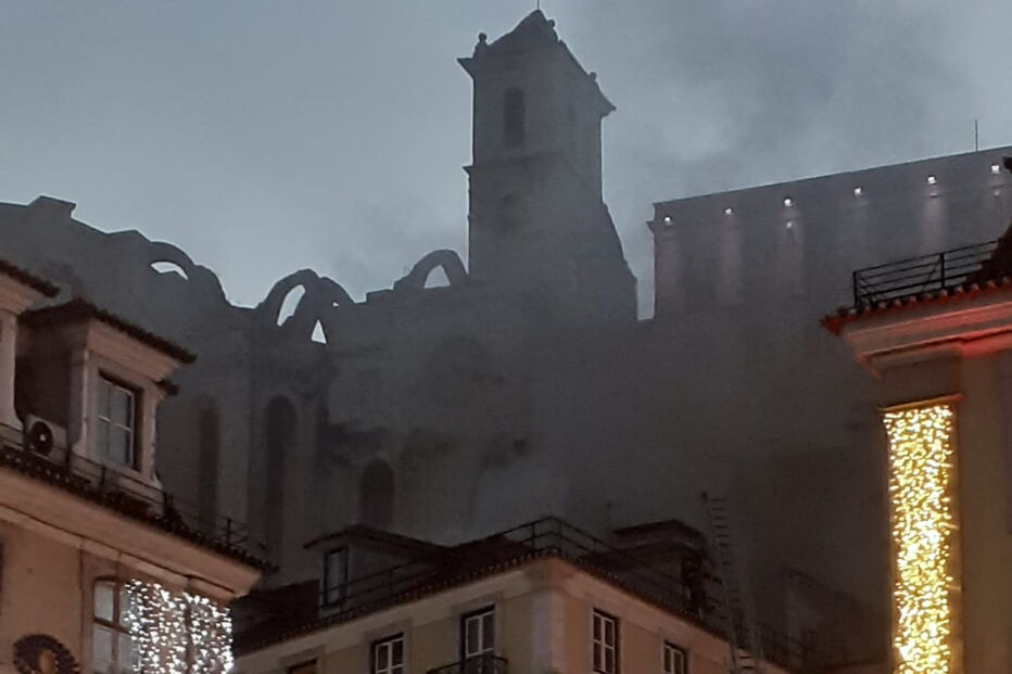 Incêndio consome prédio do Burger King no Chiado em Lisboa