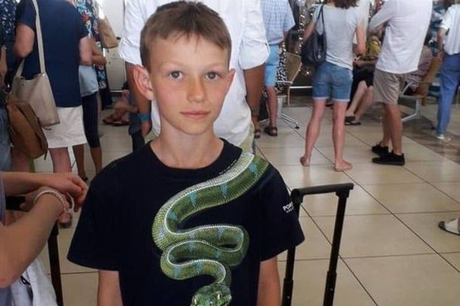 Menino de 10 anos forçado a trocar de camisola antes de entrar em avião por causa de réptil