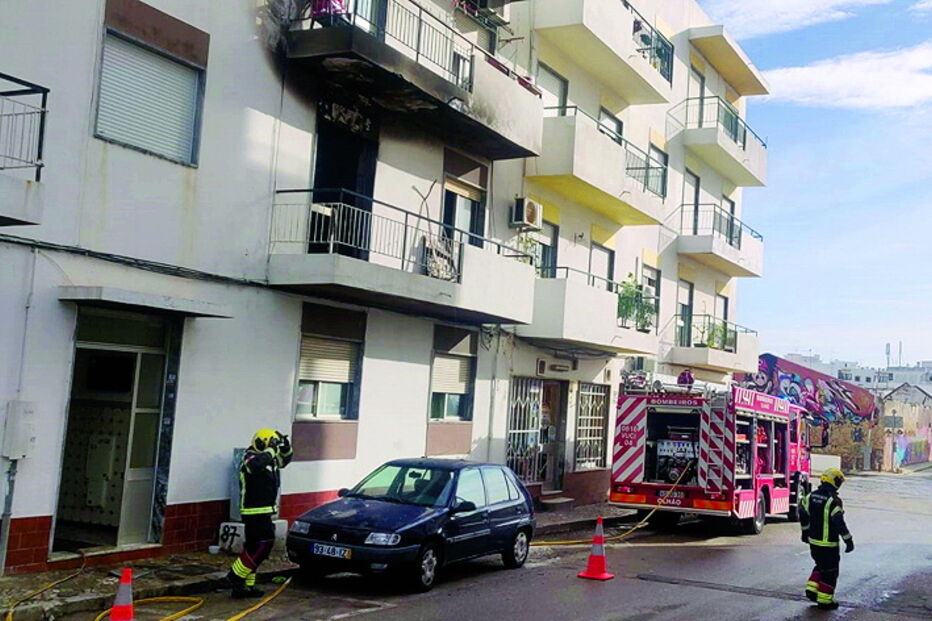 Incêndio foi combatido pelos Bombeiros de Olhão e Sapadores de Faro  