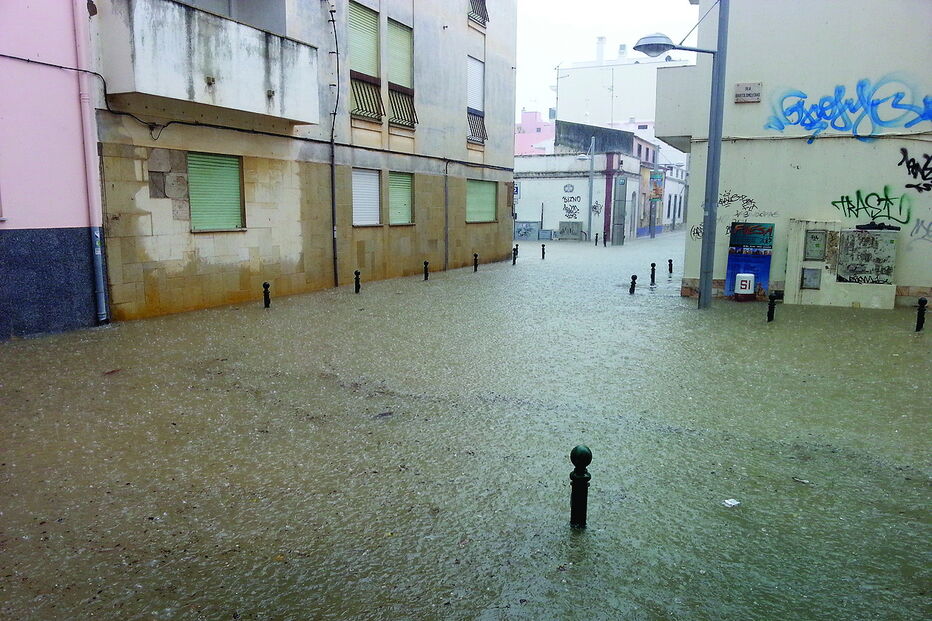 Inundações nas ruas da Baixa da vila de Armação de Pera são frequentes quando chove com grande intensidade    
