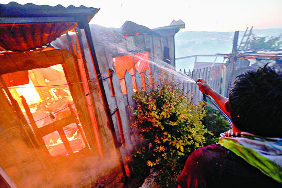 Fogos em Valparaíso, no Chile, espalharam-se pelas serras de Rocuant e San Roque
