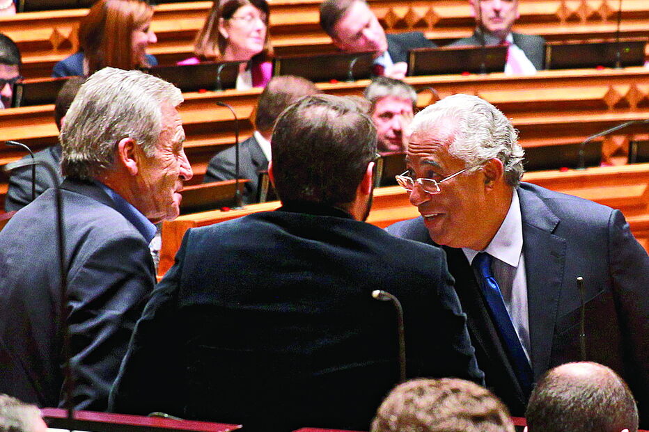 O primeiro-ministro vai reunir-se com os dirigentes do PCP e do Bloco no início de janeiro, para analisar o Orçamento 