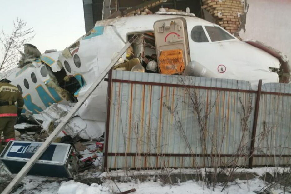 Avião com 100 pessoas a bordo cai no aeroporto do Cazaquistão