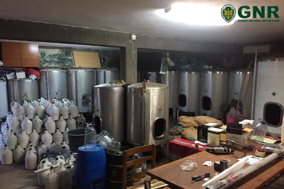 Dois mil litros de bebidas alcoólicas apreendidos em destilaria ilegal de Benavente