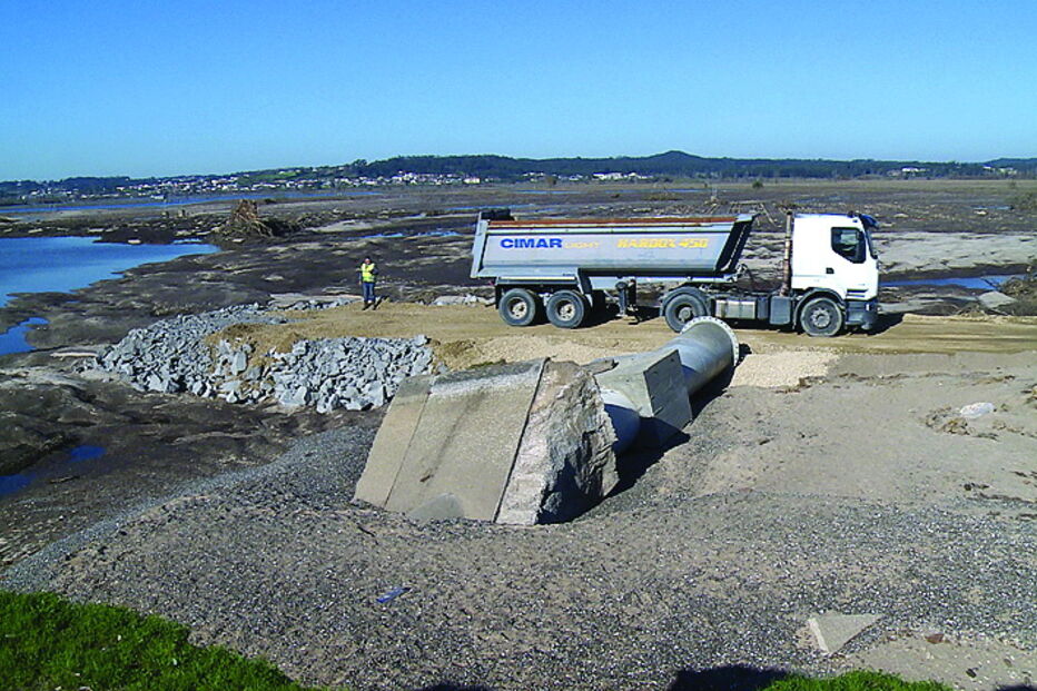 Camiões transportaram pedra e areia para minimizar estragos 