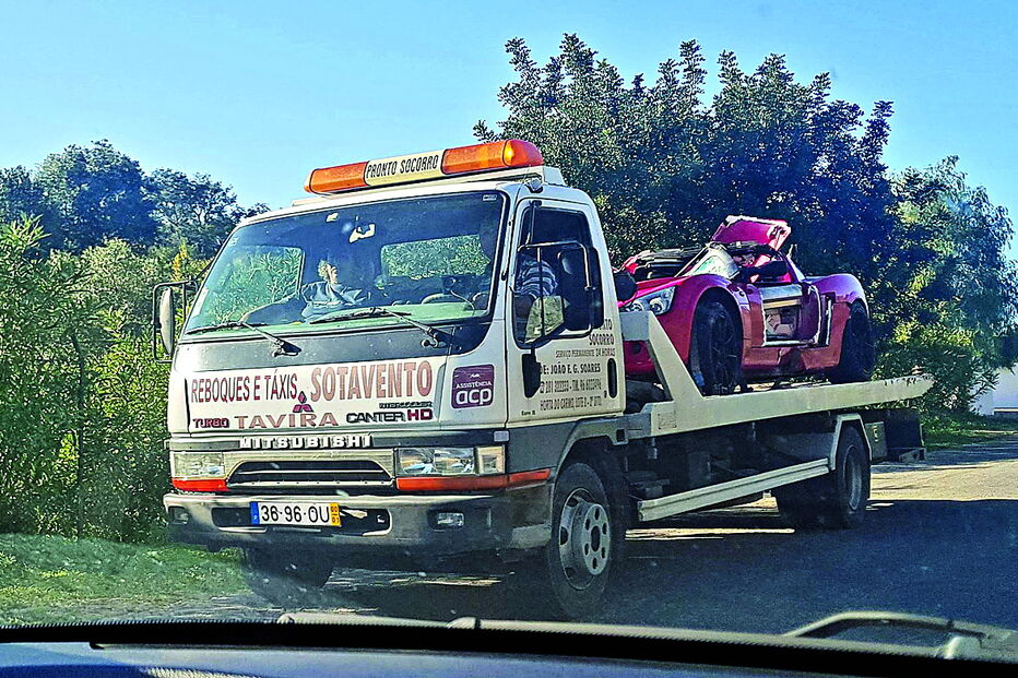 Opel Speedster foi removido através de um reboque do fundo de uma ribanceira em plena serra de Tavira 
