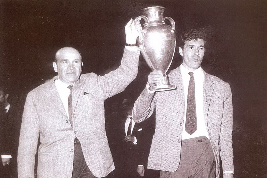 Béla Guttmann e José Águas com a Taça dos Campeões Europeus