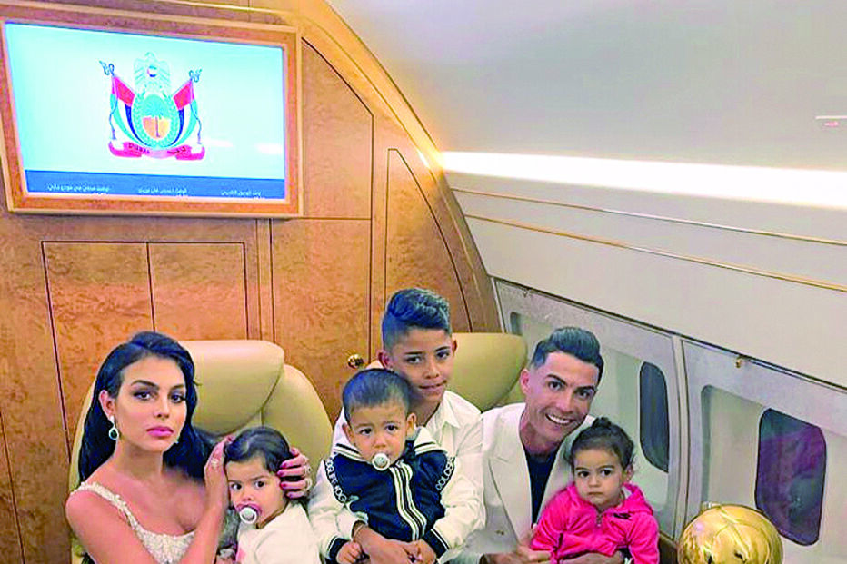 Cristiano Ronaldo posou com Georgina e os filhos, com o trófeu em destaque 
