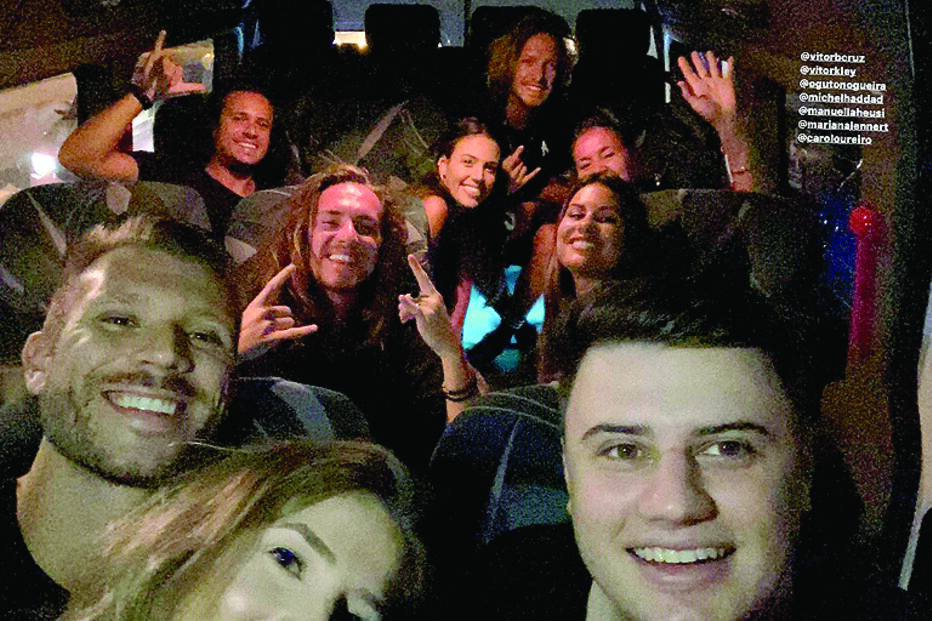 Atriz mostra-se integrada no grupo de amigos do músico brasileiro 