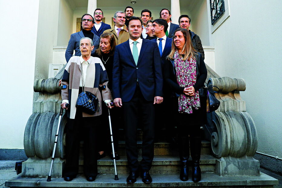 Ex-líder parlamentar, Luís Montenegro, entregou ontem a moção de candidatura ladeado pela histórica Conceição Monteiro e a líder da JSD Balseiro Lopes