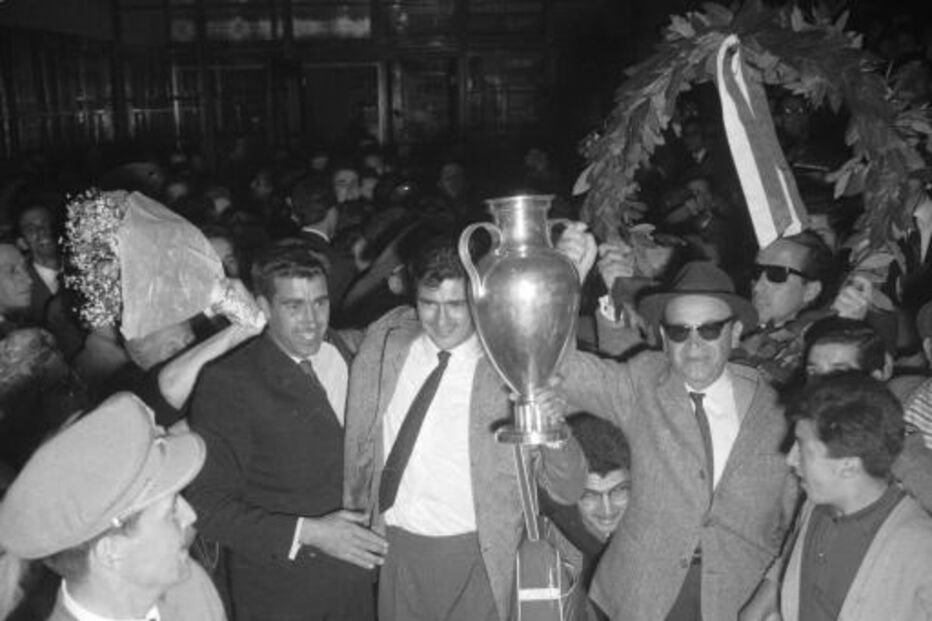 Béla Guttmann ergue a Taça dos Campeões Europeus conquistada em 1962 (5-3 ao Real Madrid)