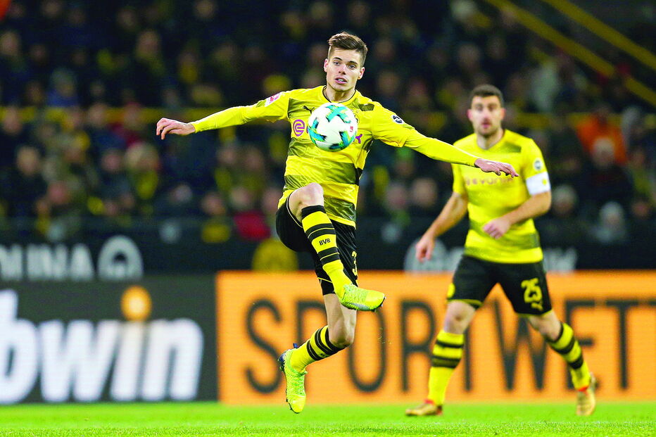 Julian Weigl, de 24 anos, joga preferencialmente como médio mais recuado mas também como central 