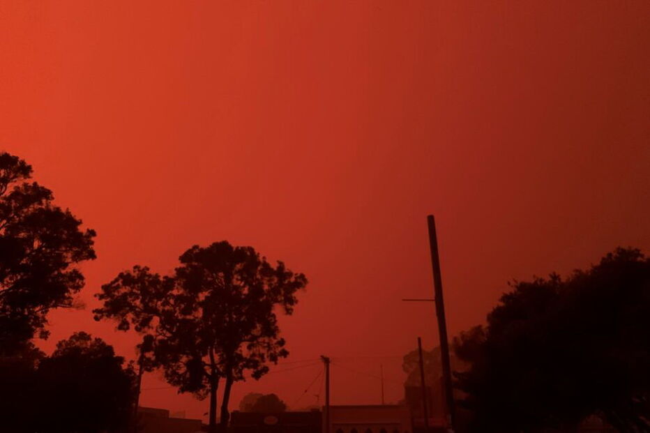 Inferno apocalítico: chamas pintam o céu de vermelho e causam o pânico na Austrália