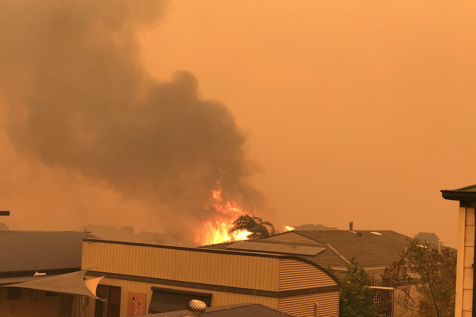 Inferno apocalítico: chamas pintam o céu de vermelho e causam o pânico na Austrália