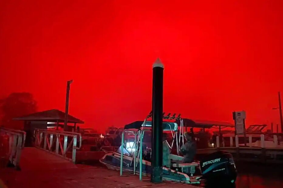 Inferno apocalítico: chamas pintam o céu de vermelho e causam o pânico na Austrália