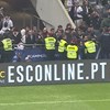 Adeptos do V. Guimarães que invadiram relvado durante jogo com FC Porto proibidos de entrar em recintos desportivos