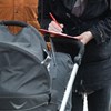 Burlona com venda de carrinhos de bebé na internet julgada na Feira