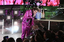 Post Malone cai do palco durante celebrações de Ano Novo em Nova Iorque