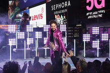 Post Malone cai do palco durante celebrações de Ano Novo em Nova Iorque