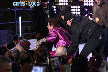 Post Malone cai do palco durante celebrações de Ano Novo em Nova Iorque