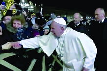 Sumo Pontífice é puxado pela peregrina. Francisco não gosta 