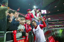 Gedson tira uma selfie com crianças. Muitas famílias estiveram ontem no recinto