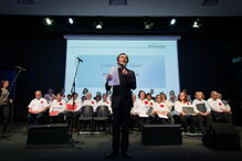 2020-01-02_10_30_51 o maestro Sérgio fontão dirigiu os idosos no concerto.jpg