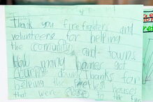 Crianças enviam postais com mensagens para os bombeiros australianos