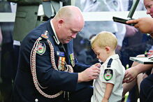 Filho de bombeiro morto recebe medalha póstuma