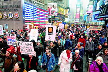 Soldados iranianos estiveram nas cerimónias fúnebres exibindo a fotografia do general