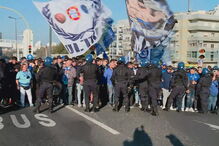 Claques do FC Porto a caminho do Estádio de Alvalade