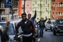 Uma centena de carros da Uber participam em marcha lenta contra redução de preços