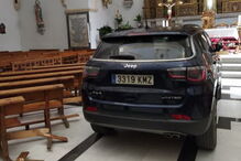 Entra com carro dentro igreja e diz que estava 