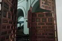 Entra com carro dentro igreja e diz que estava 