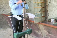 Agente da PSP prepara teste