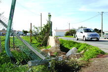 Muro destruído em resultado do embate da viatura