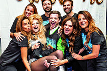 Grupo de amigos da artista divertiu-se durante toda a noite 