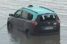 Táxi furtado cai ao rio Tejo em Lisboa