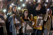 Meia centena de estudantes iluminaram Alameda da Universidade para pedirem mais segurança