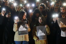 Meia centena de estudantes iluminaram Alameda da Universidade para pedirem mais segurança